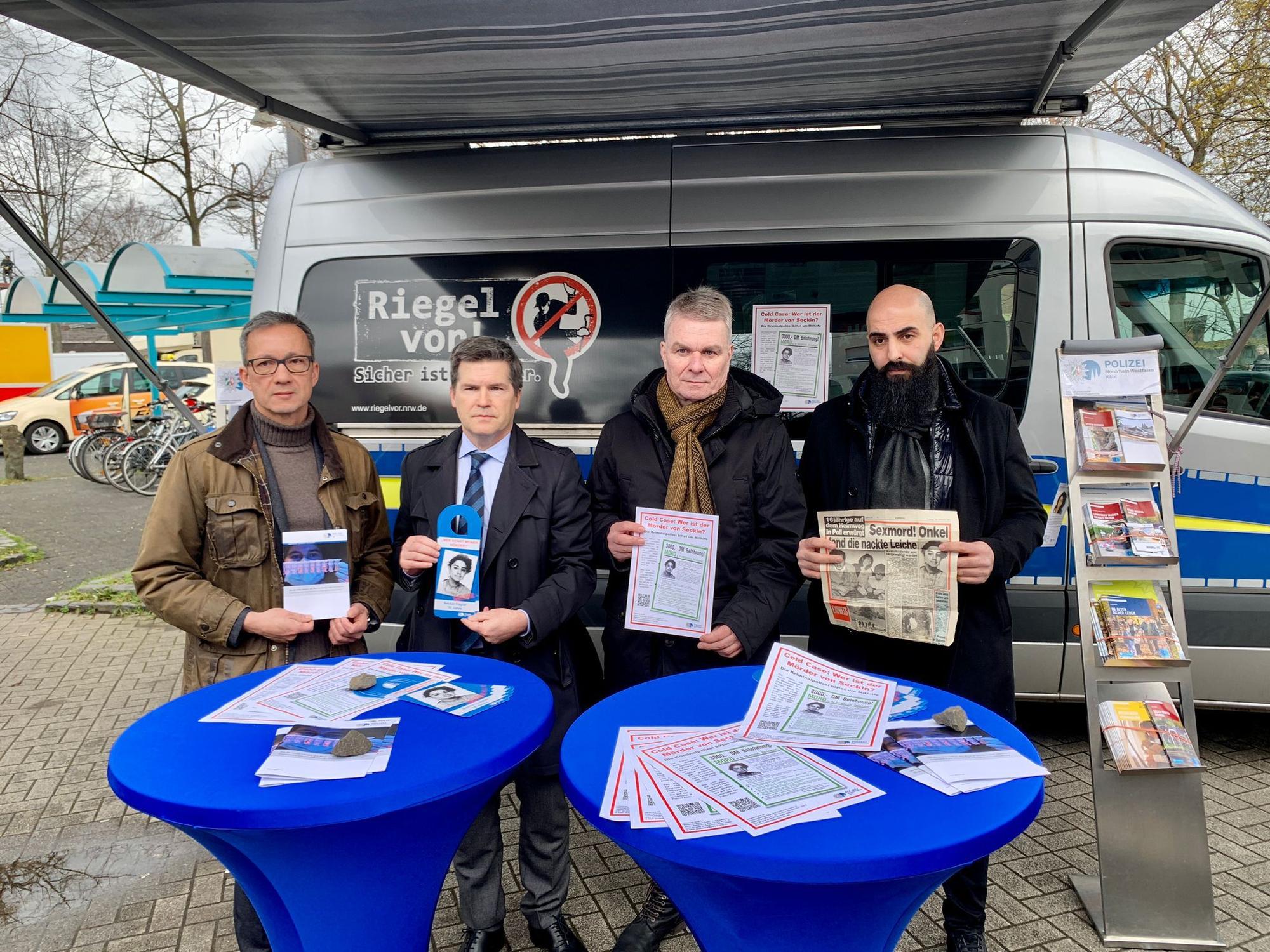Polizeipräsident Falk Schnabel, Oberstaatsanwalt Ulrich Bremer, Cold-Case Leiter Markus Weber und Basri Caglar beim Pressetermin am Freitag (10. März 2023) in Poll bezüglich des Mordes an Seckin Caglar.