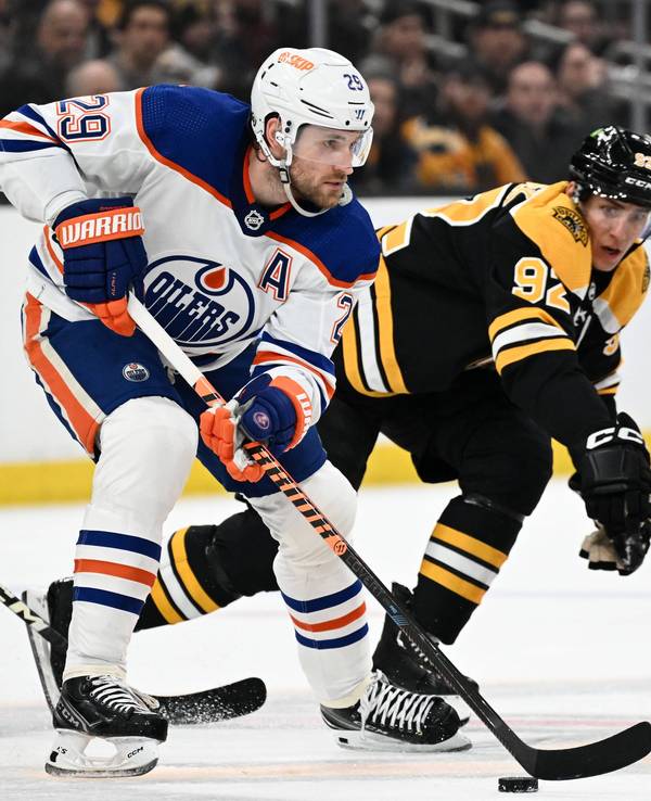 Leon Draisaitl kontrolliert den Puck gegen Boston.