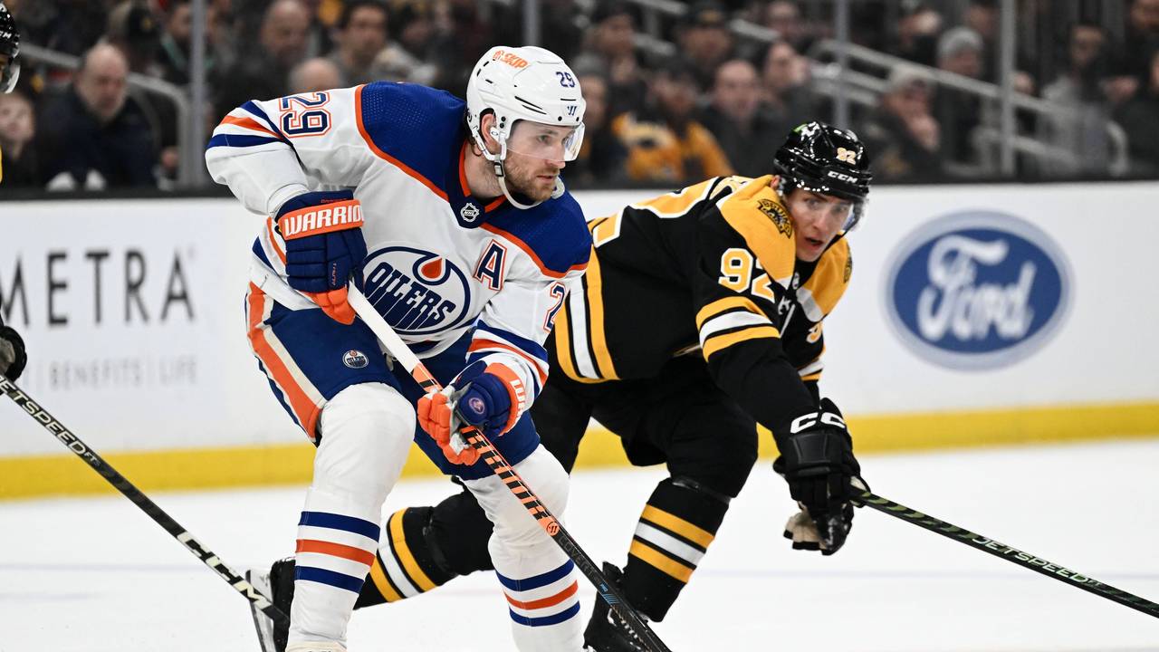 Leon Draisaitl kontrolliert den Puck gegen Boston.