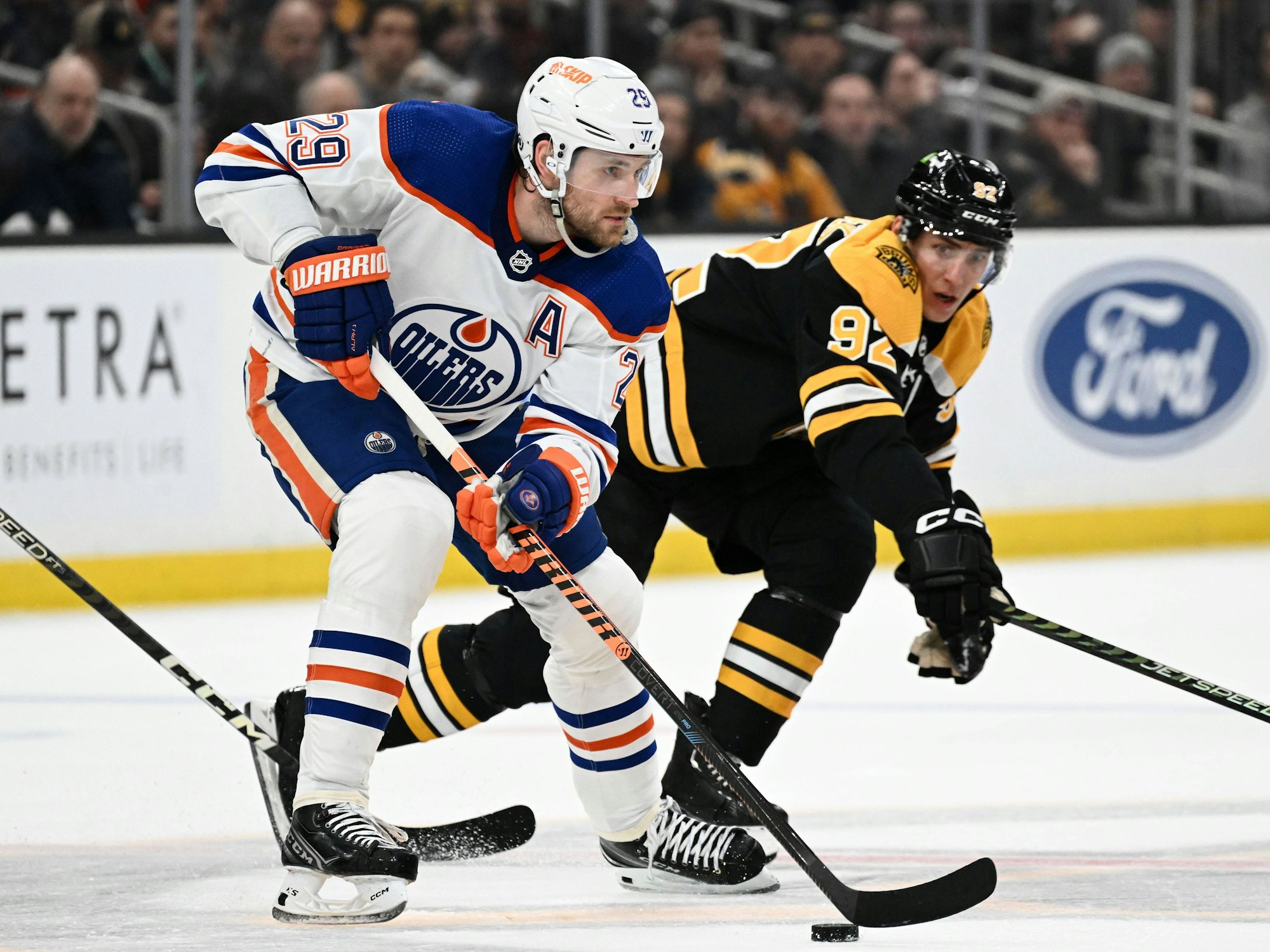 Leon Draisaitl kontrolliert den Puck gegen Boston.