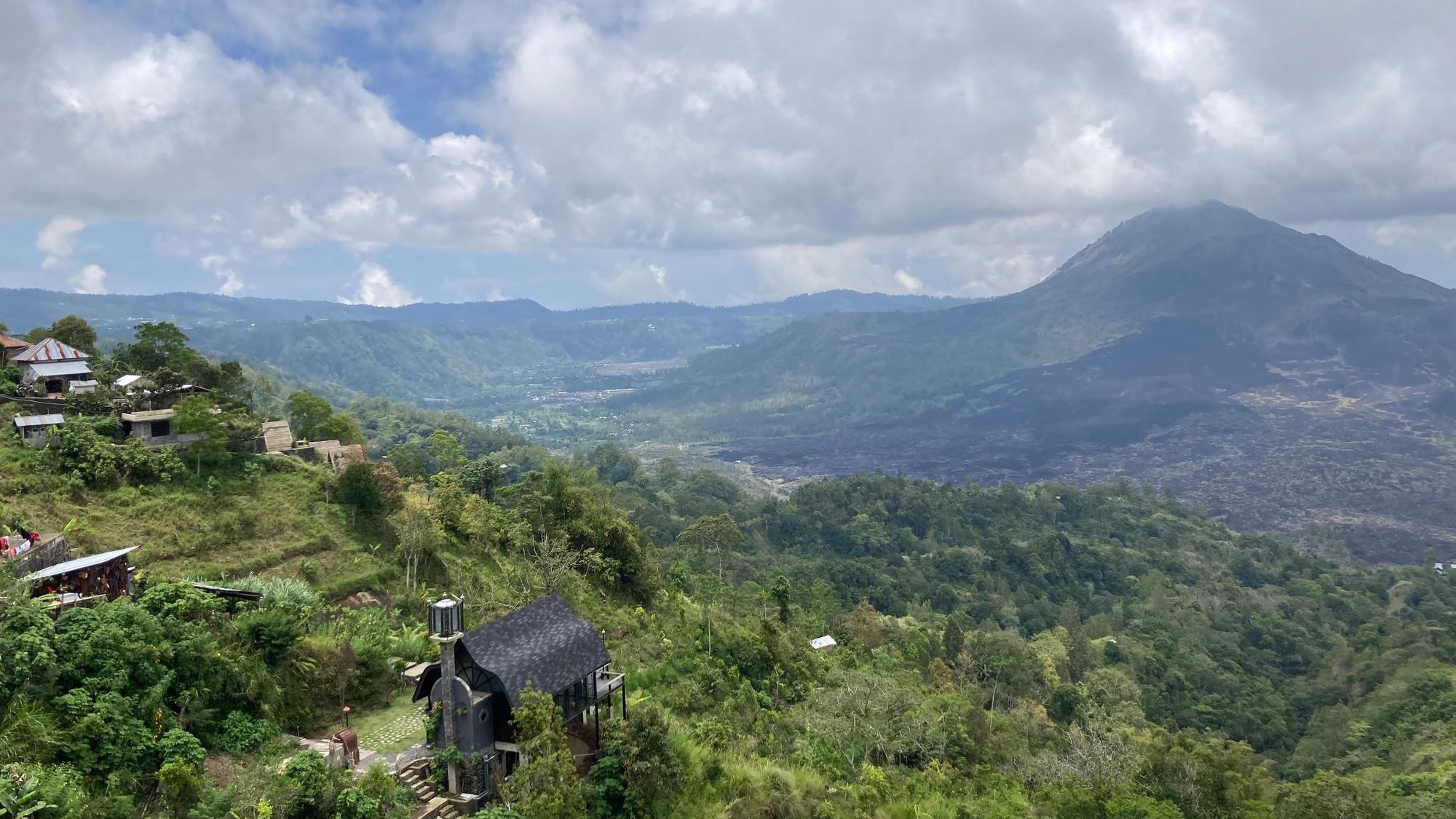 Der Vulkan Mount Batur im Norden von Bali aus der Luft fotografiert.