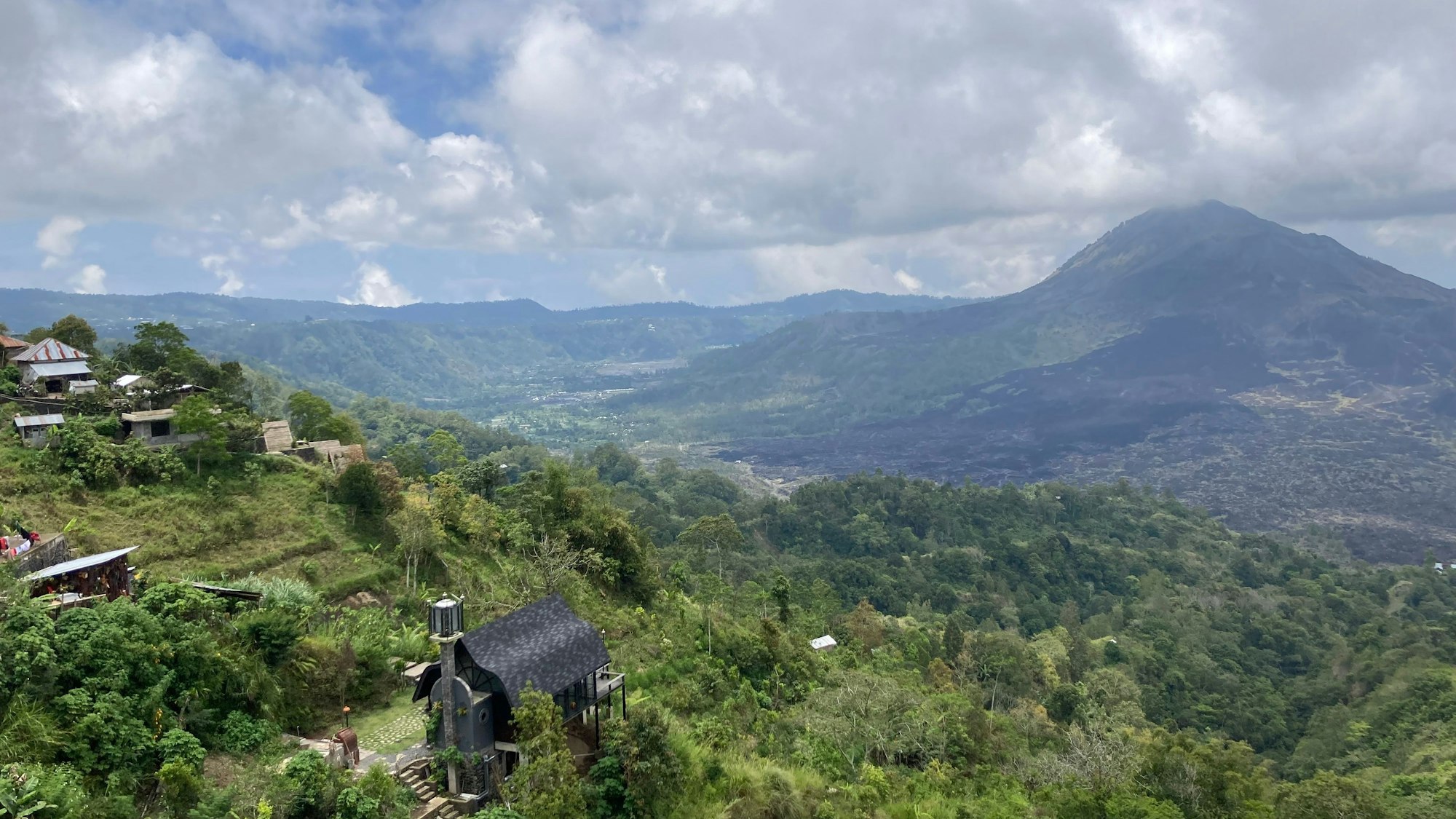 Der Vulkan Mount Batur im Norden von Bali aus der Luft fotografiert.