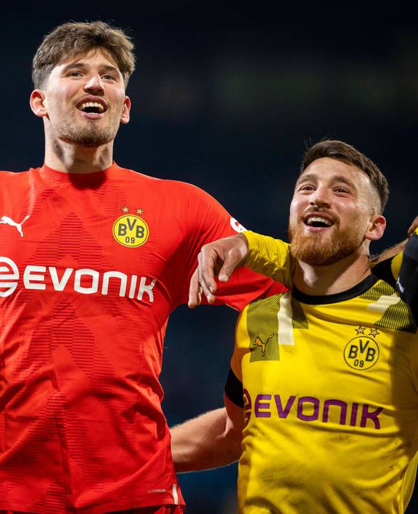 Marco Reus, Torwart Gregor Kobel und Salih Özcan jubeln nach dem Sieg gegen Bochum.