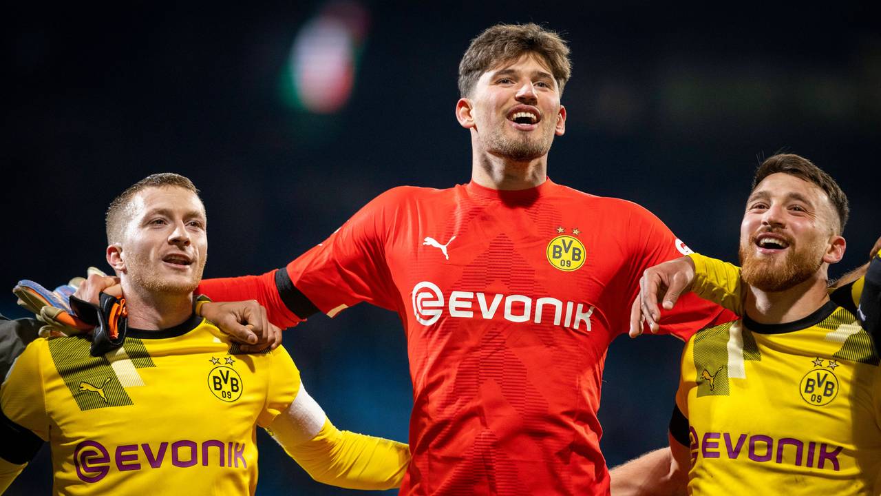 Marco Reus, Torwart Gregor Kobel und Salih Özcan jubeln nach dem Sieg gegen Bochum.