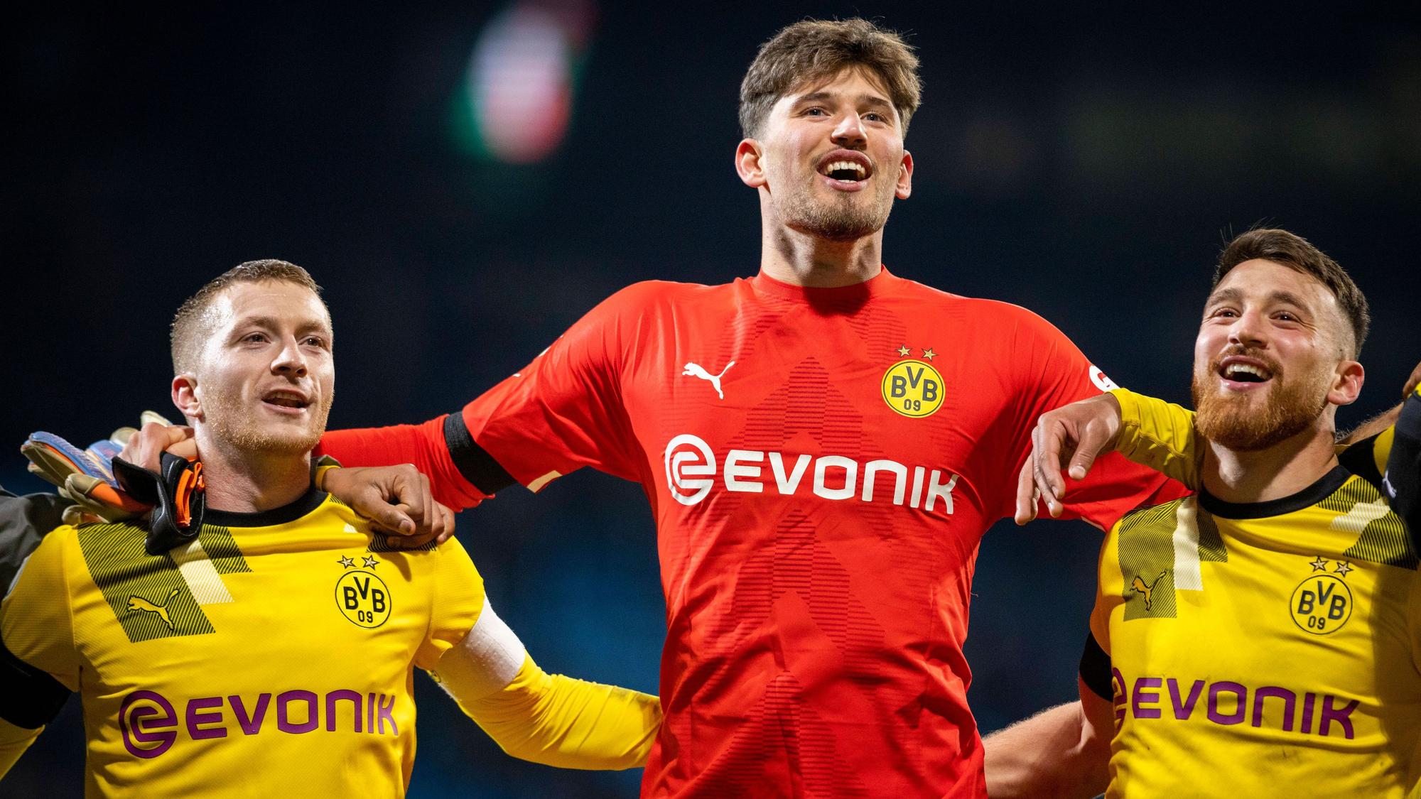 Marco Reus, Torwart Gregor Kobel und Salih Özcan jubeln nach dem Sieg gegen Bochum.