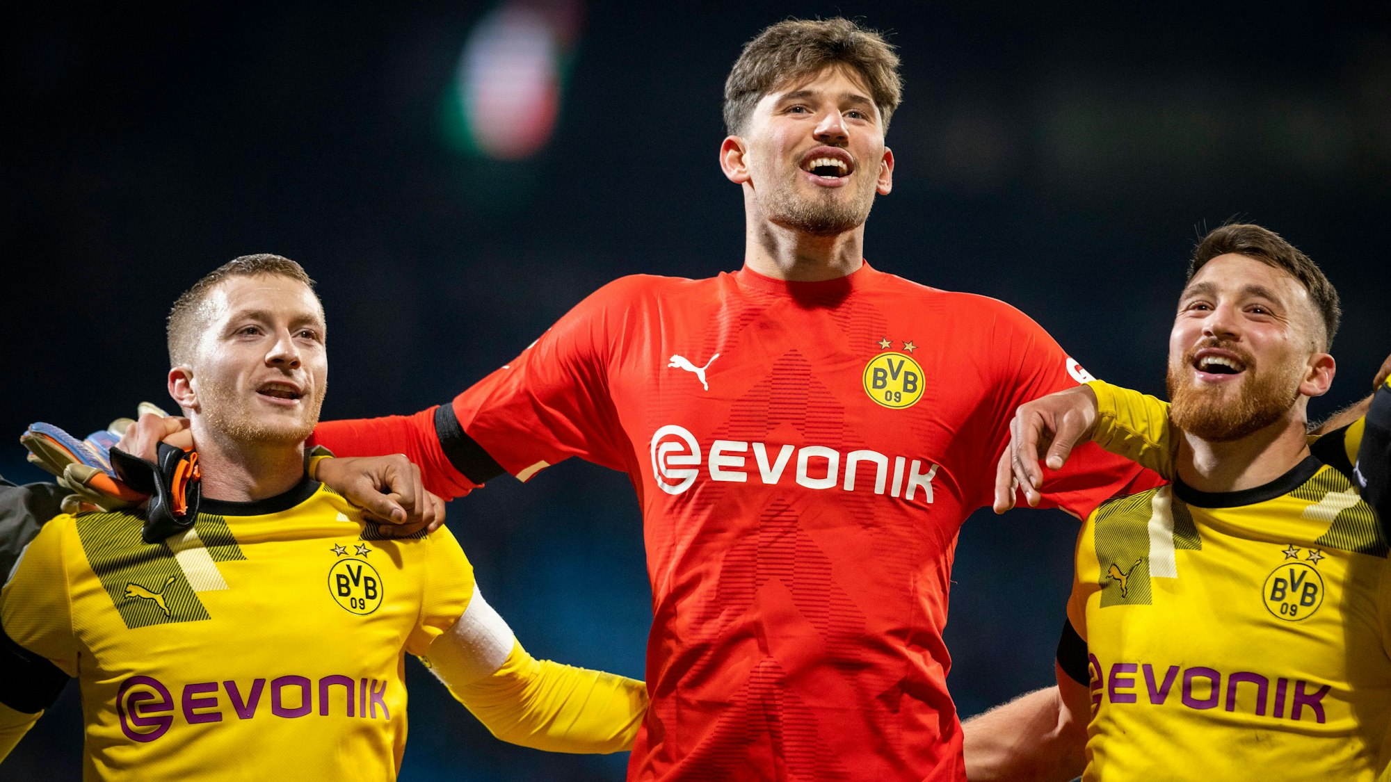 Marco Reus, Torwart Gregor Kobel und Salih Özcan jubeln nach dem Sieg gegen Bochum.