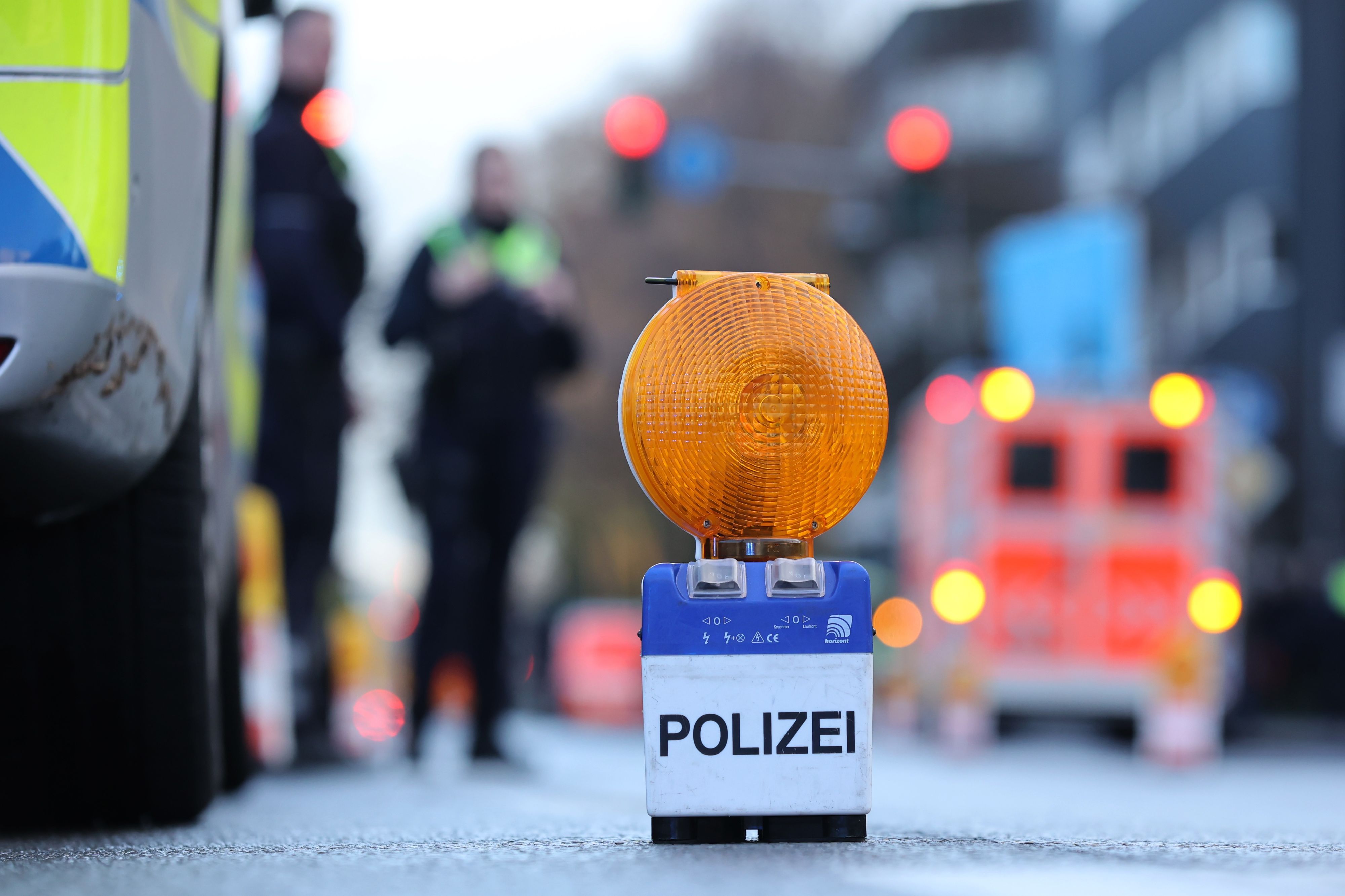 Eine Polizei Warnbake steht auf der Aachener Straße.