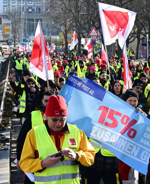 Auf dem Bild sieht man demonstrierende Mitarbeiterinnen und Mitarbeiter der Post.