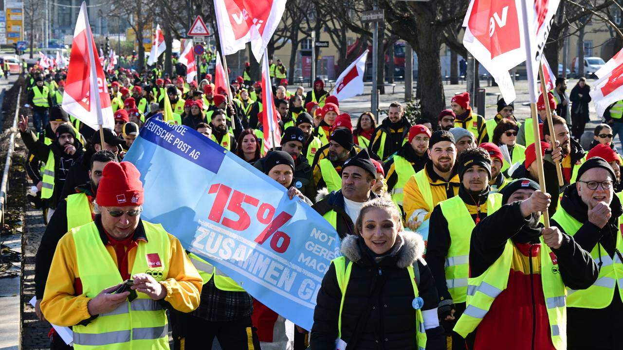 Auf dem Bild sieht man demonstrierende Mitarbeiterinnen und Mitarbeiter der Post.