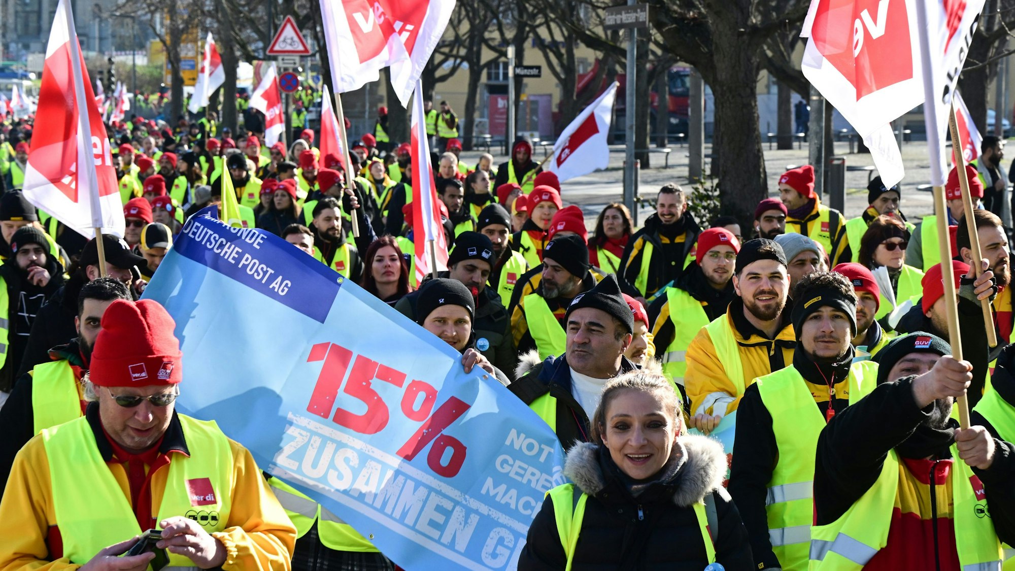 Auf dem Bild sieht man demonstrierende Mitarbeiterinnen und Mitarbeiter der Post.