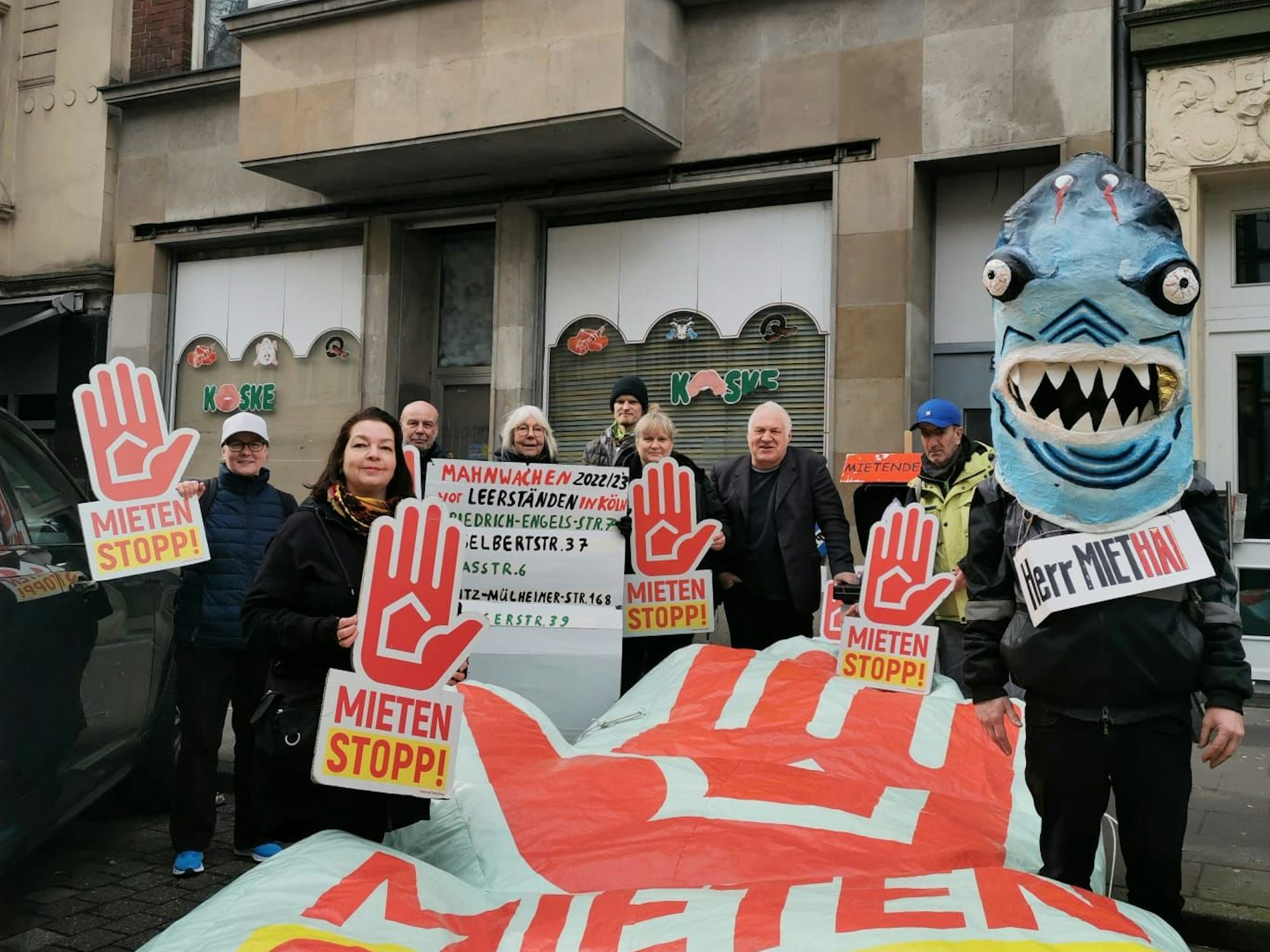 Vor dem Haus in der Neusser Straße versammelten sich die Demonstranten und Demonstrantinnen und machten auf den Leerstand aufmerksam
