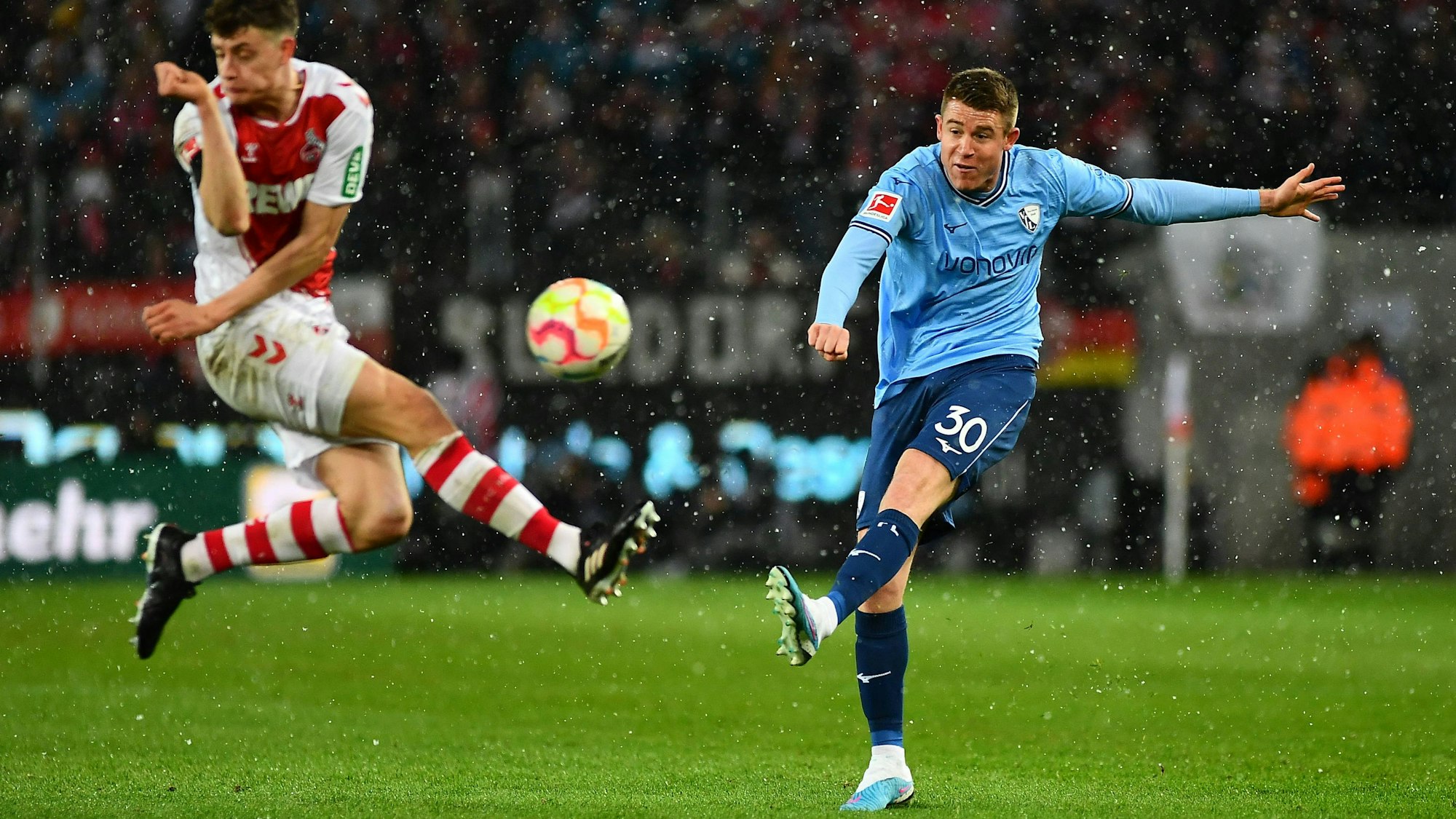 Dominique Heintz klärt einen Ball für den VfL Bochum gegen den 1. FC Köln.