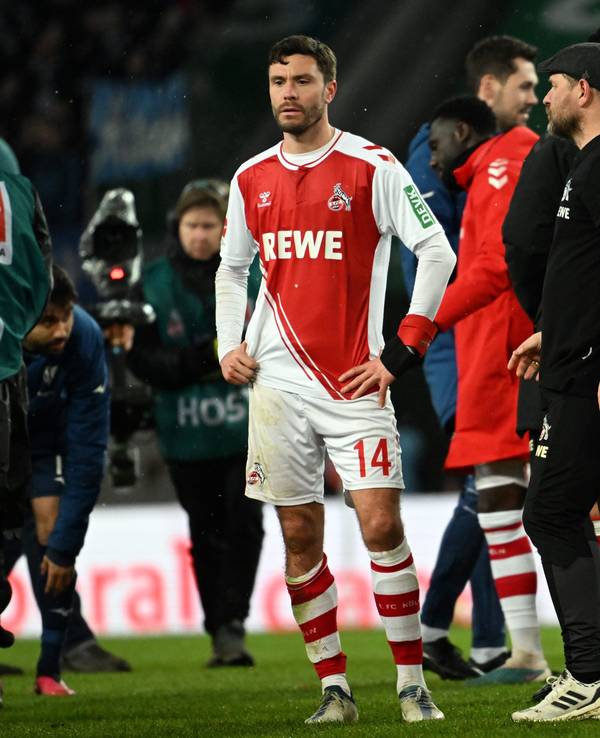Steffen Baumgart und seine Mannschaft stehen nach dem 0:2 gegen den VfL Bochum enttäuscht auf dem Rasen.