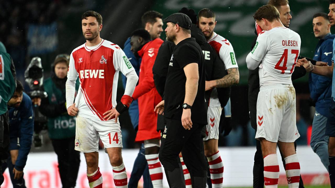 Steffen Baumgart und seine Mannschaft stehen nach dem 0:2 gegen den VfL Bochum enttäuscht auf dem Rasen.