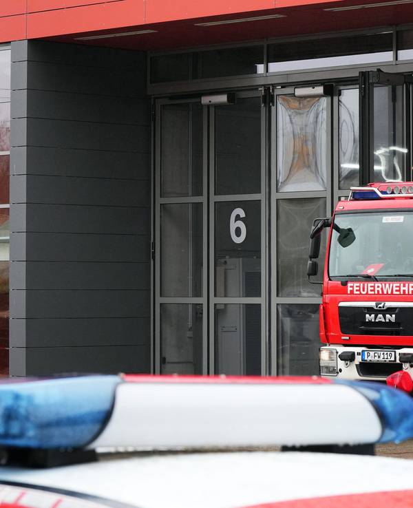 Auf dem Bild sieht man ein Feuerwehrfahrzeug aus Potsdam. Es fährt aus dem Eingang einer Feuerwehrzentrale.