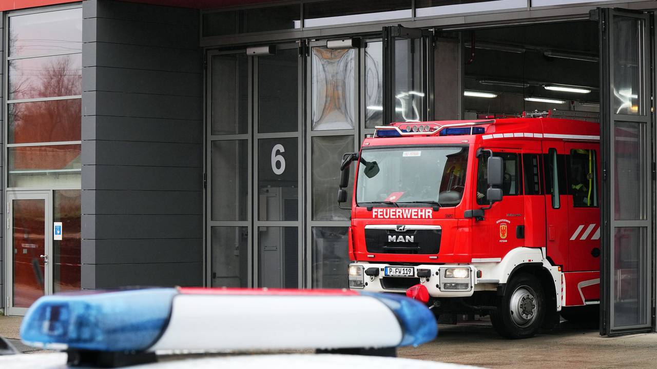 Auf dem Bild sieht man ein Feuerwehrfahrzeug aus Potsdam. Es fährt aus dem Eingang einer Feuerwehrzentrale.