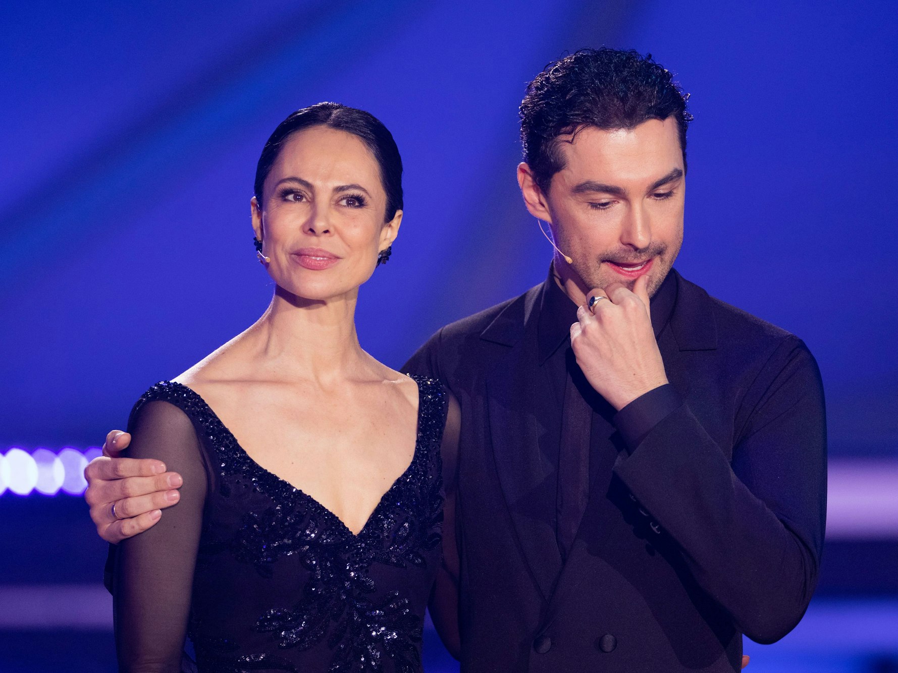 Natalia Yegorova, Sängerin, und Andrzej Cibis, Profitänzer, stehen in der RTL-Tanzshow "Let's Dance" im Coloneum zusammen.