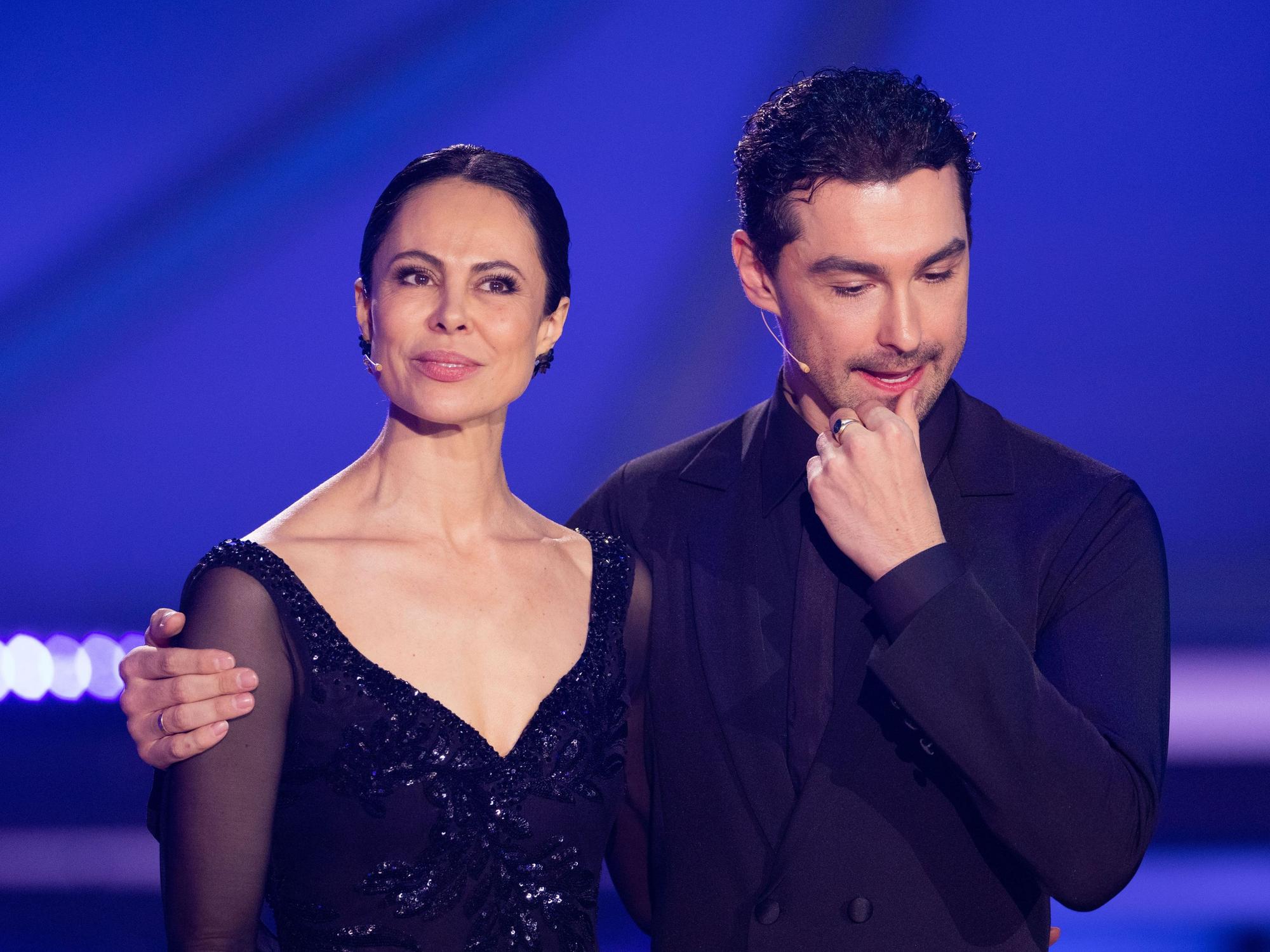 Natalia Yegorova, Sängerin, und Andrzej Cibis, Profitänzer, stehen in der RTL-Tanzshow "Let's Dance" im Coloneum zusammen.