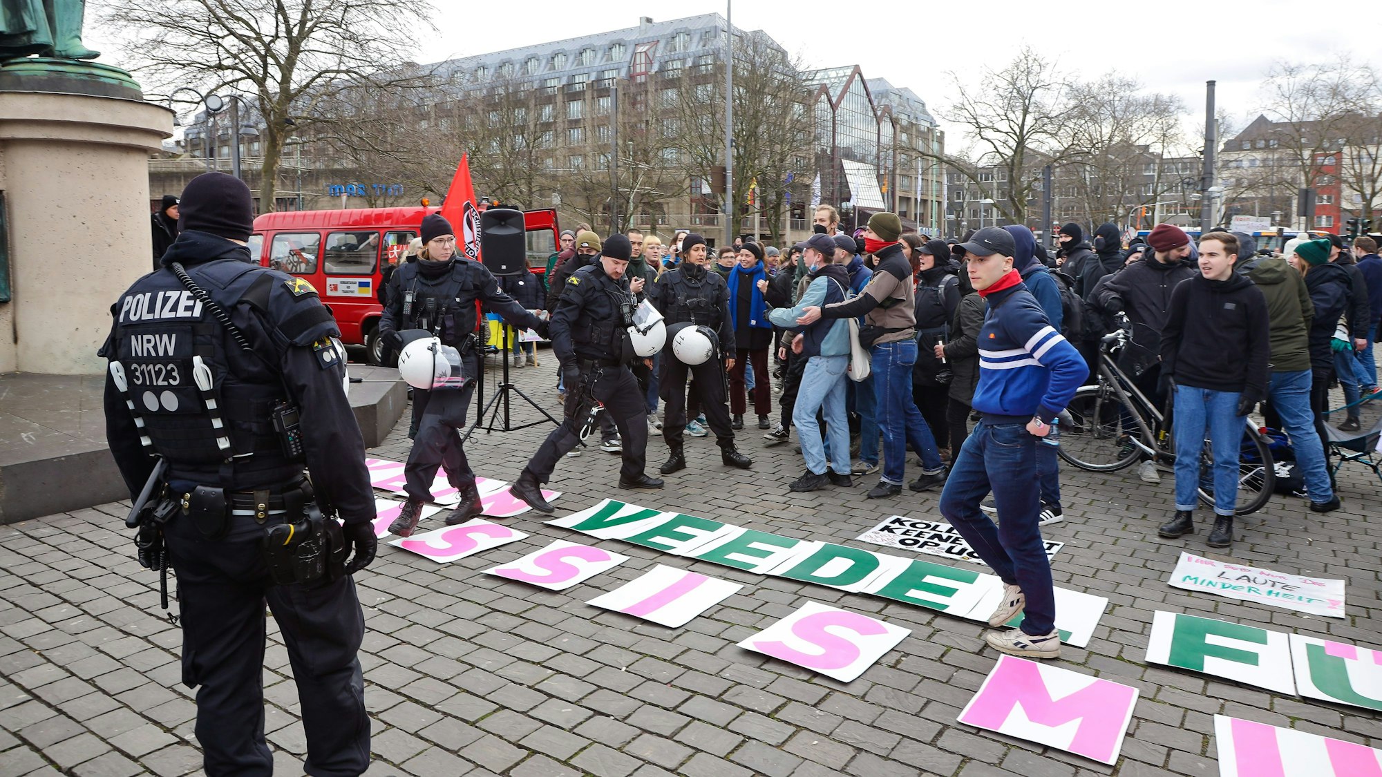 Die Gruppierung „Deutsche Patrioten“ wollte am Samstag (11. März 2023) in Köln demonstrieren. Die Kundgebung wurde abgesagt.