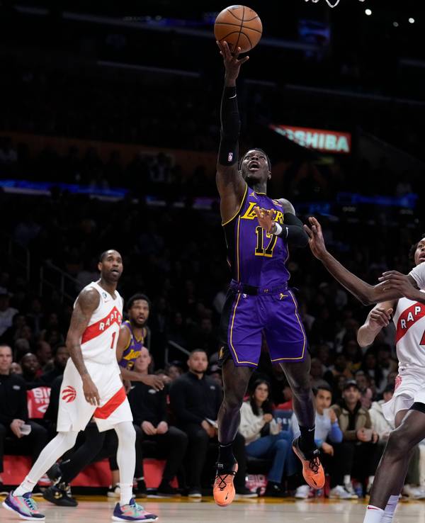 Dennis Schröder (17), Guard der Los Angeles Lakers, wirft neben Chris Boucher (25) von den Toronto Raptors und trifft.