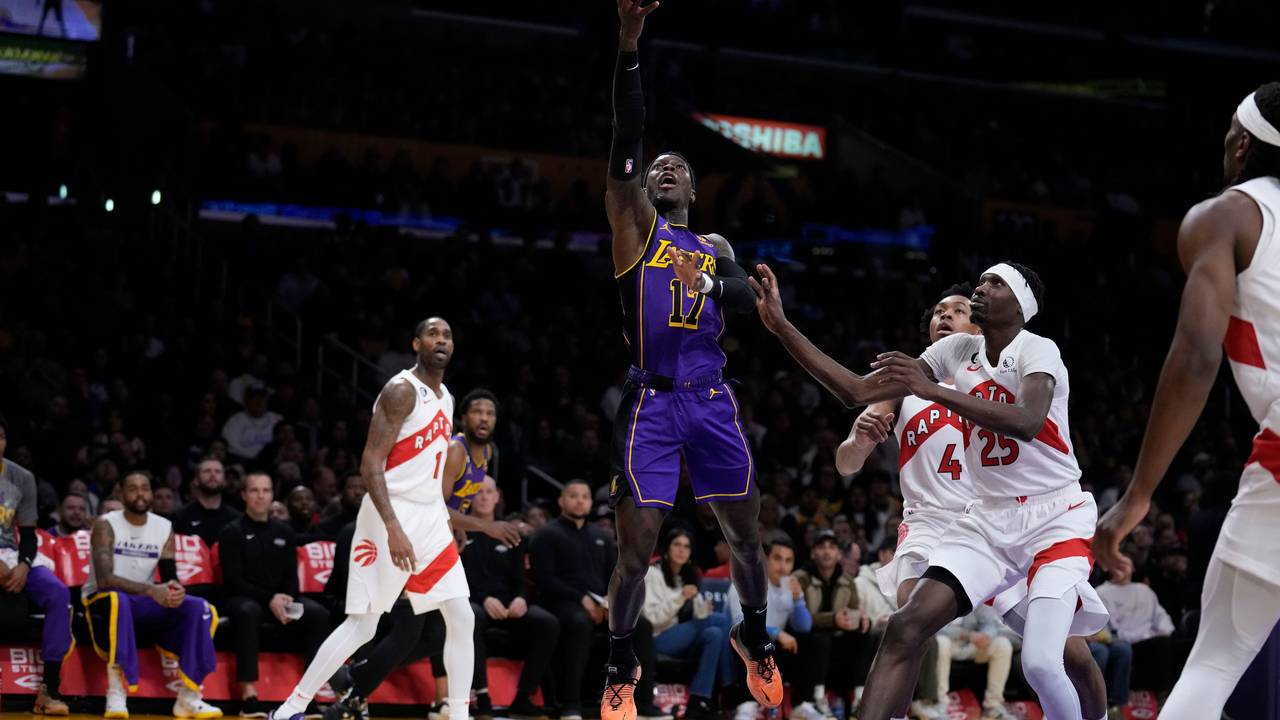 Dennis Schröder (17), Guard der Los Angeles Lakers, wirft neben Chris Boucher (25) von den Toronto Raptors und trifft.