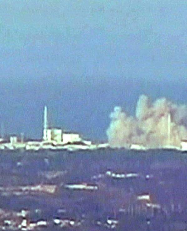 Auf dem Foto sieht man eine Rauchwolke über einem Atomkraftwerk.