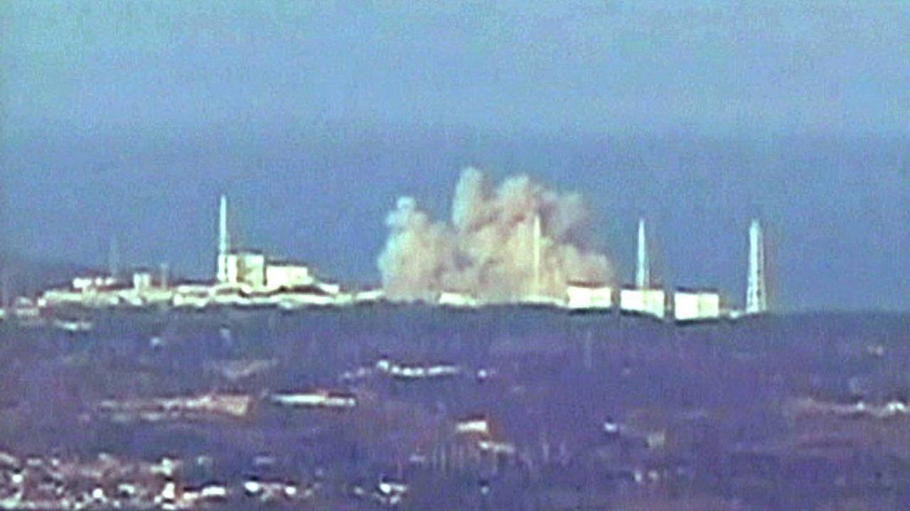 Auf dem Foto sieht man eine Rauchwolke über einem Atomkraftwerk.