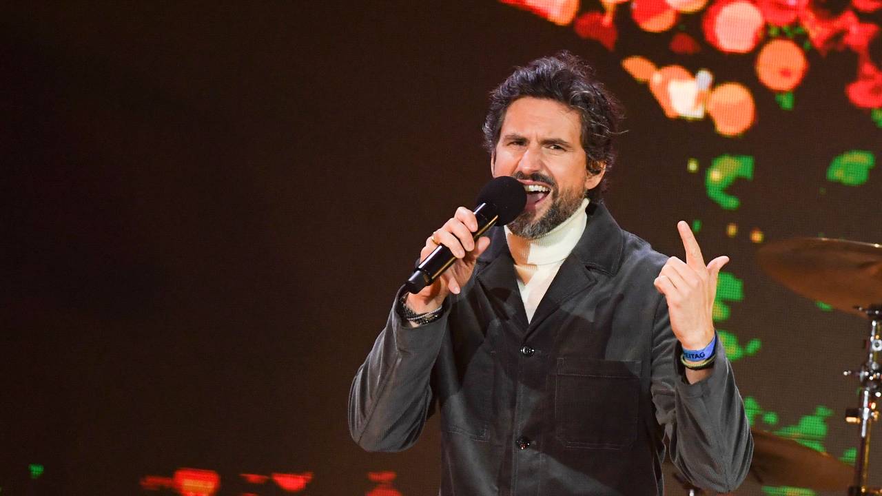 Sänger Tom Beck steht bei der Silvesterfeier des ZDF 2021 am Brandenburger Tor in Berlin auf der Bühne.