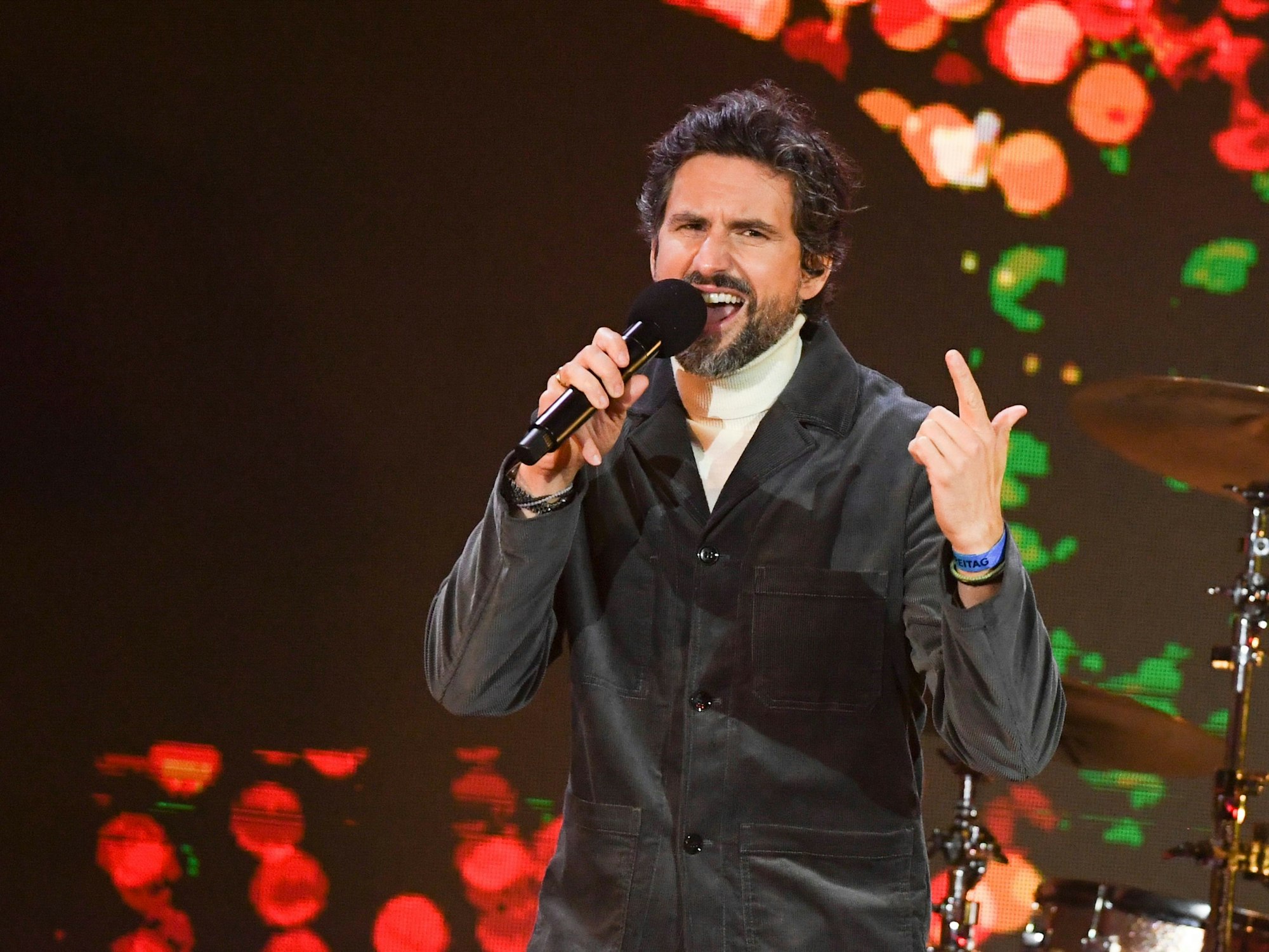 Sänger Tom Beck steht bei der Silvesterfeier des ZDF 2021 am Brandenburger Tor in Berlin auf der Bühne.