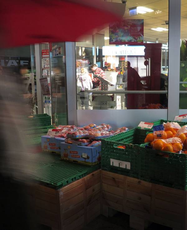 Ein Schild weist am Mittwochabend (18.01.2012) in Düssseldorf auf die Öffnungszeiten eines Supermarktes hin.