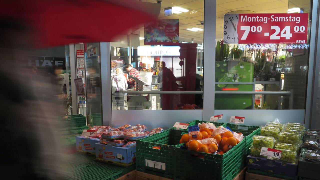 Ein Schild weist am Mittwochabend (18.01.2012) in Düssseldorf auf die Öffnungszeiten eines Supermarktes hin.