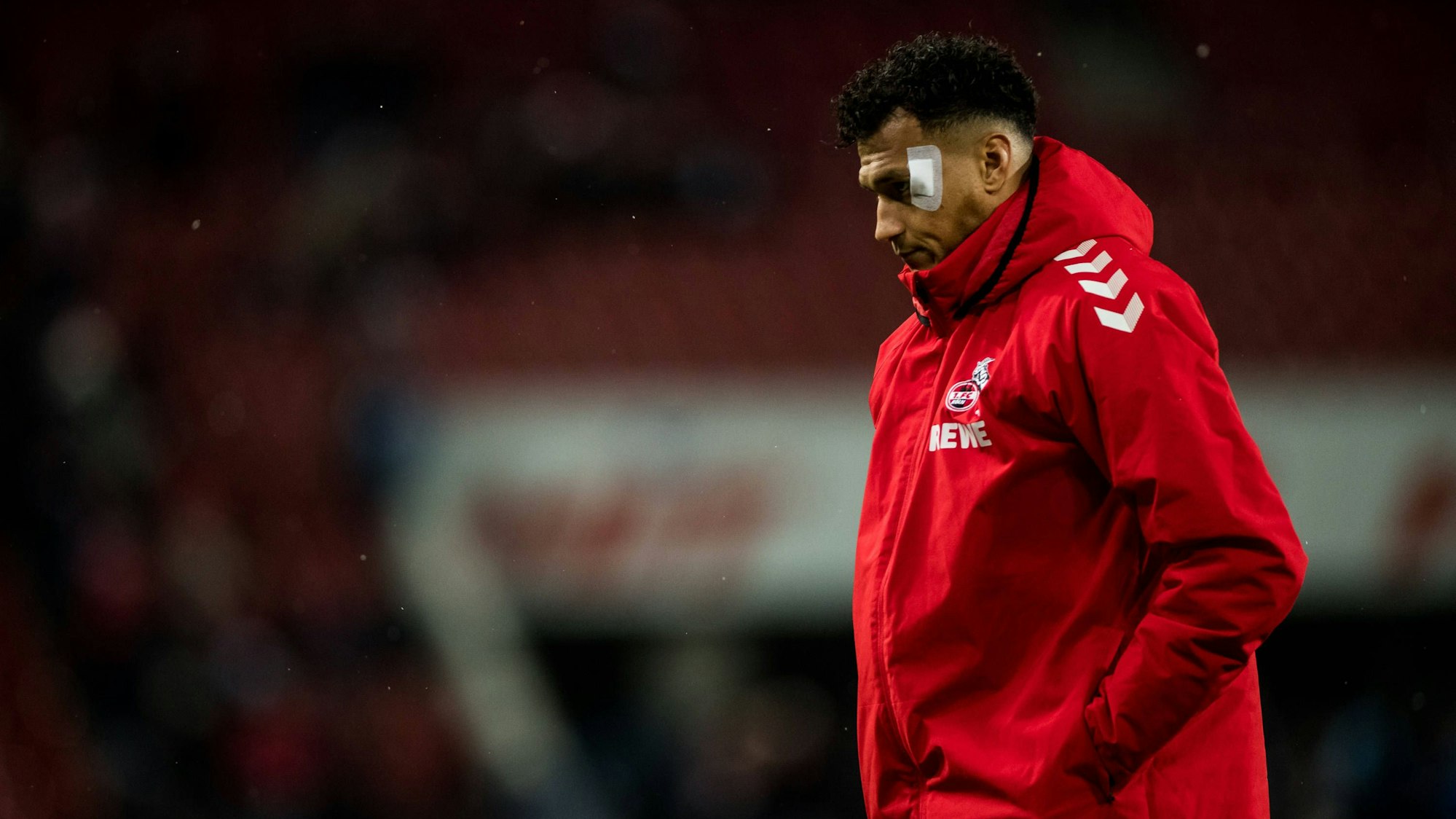 Davie Selke läuft mit frustriertem Gesichtsausdruck durchs Rhein-Energie-Stadion.