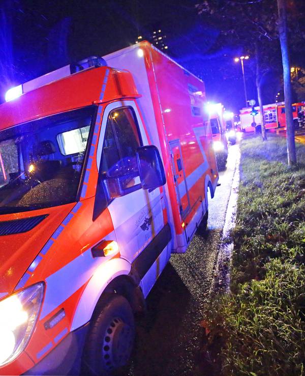 Rettungsdienst-Einsatz bei einem Unfall auf der Inneren Kanalstraße in Köln