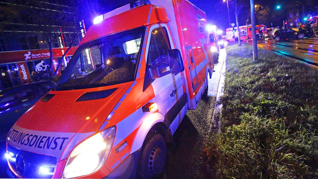Rettungsdienst-Einsatz bei einem Unfall auf der Inneren Kanalstraße in Köln