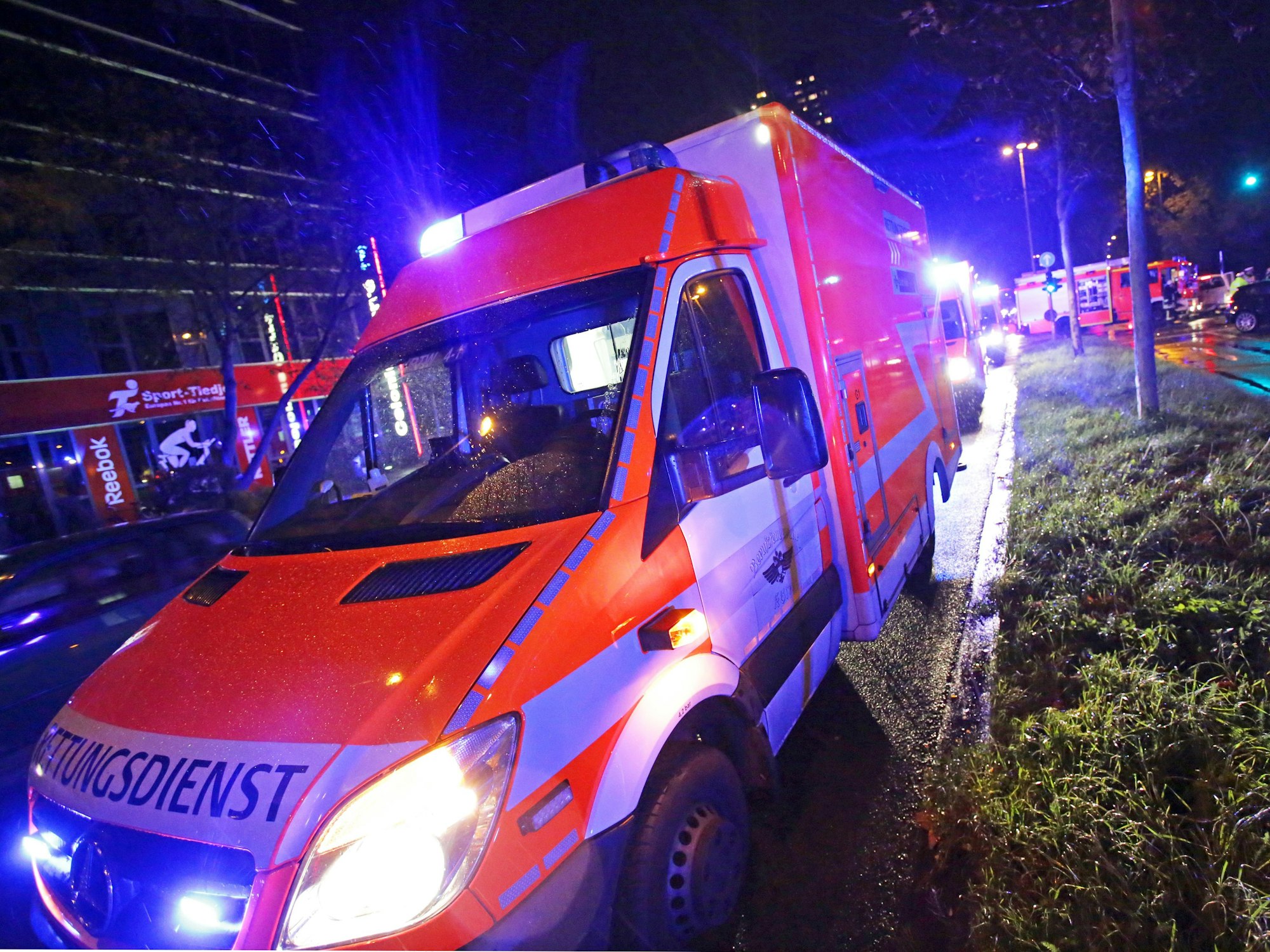 Ein Rettungswagen steht mit Blaulicht auf der Inneren Kanalstraße in Köln.