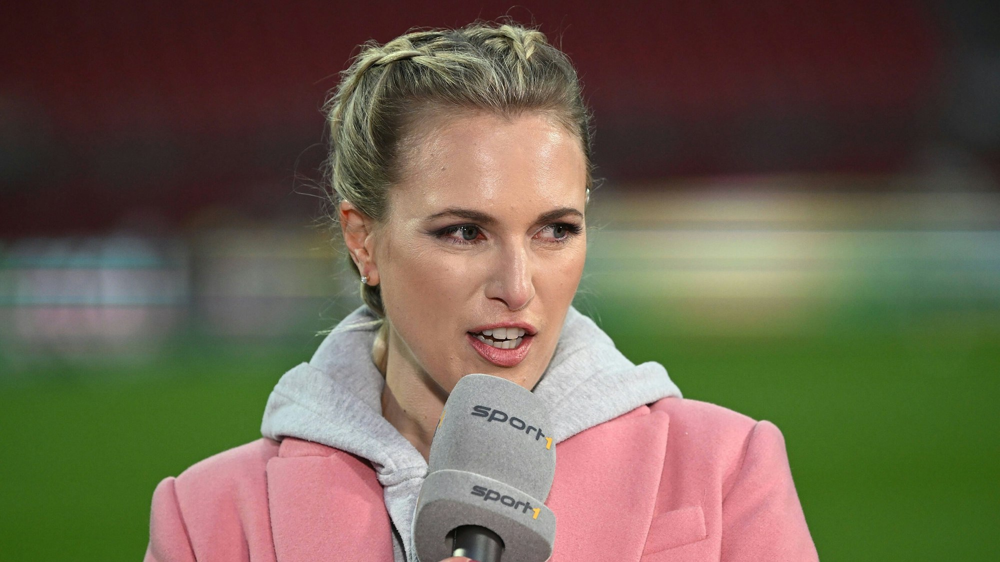 Moderatorin Ruth Hofmann beim Spiel Nürnberg gegen Darmstadt am Mikrofon