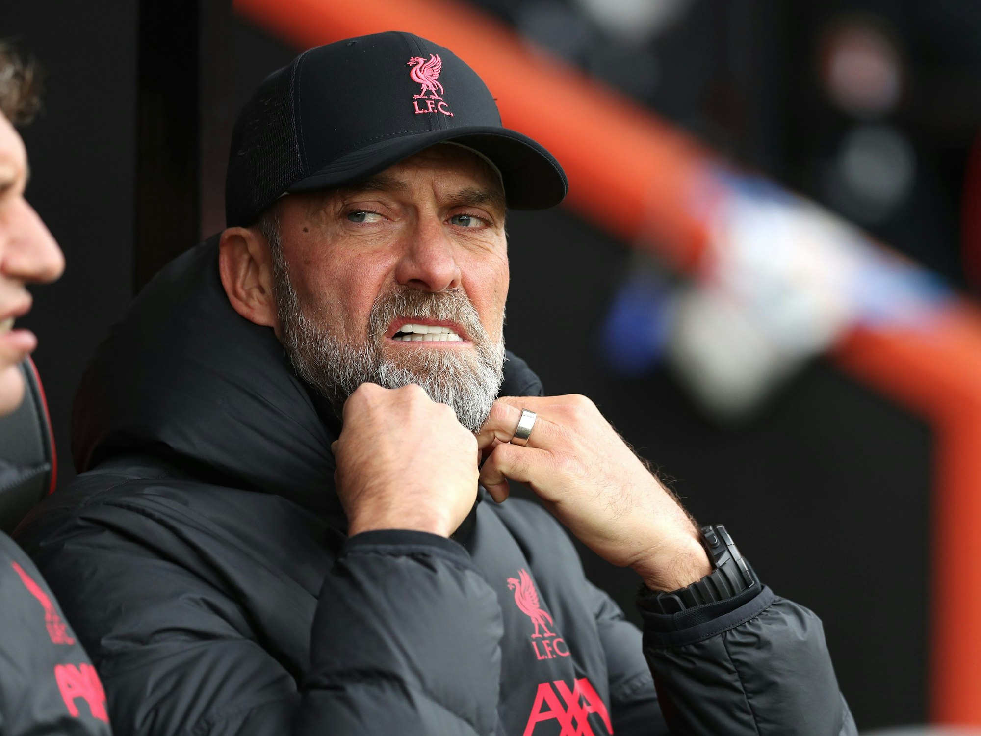 Jürgen Klopp sitzt auf der Trainerbank des FC Liverpool.