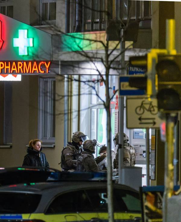 Spezialkräfte der Polizei führen einen Mann ab, der elf Menschen als Geiseln in einer Karlsruher Apotheke genommen hatte