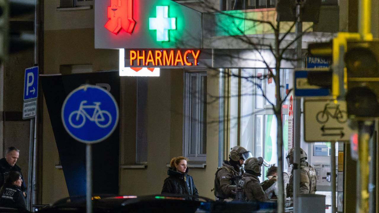 Spezialkräfte der Polizei führen einen Mann ab, der elf Menschen als Geiseln in einer Karlsruher Apotheke genommen hatte
