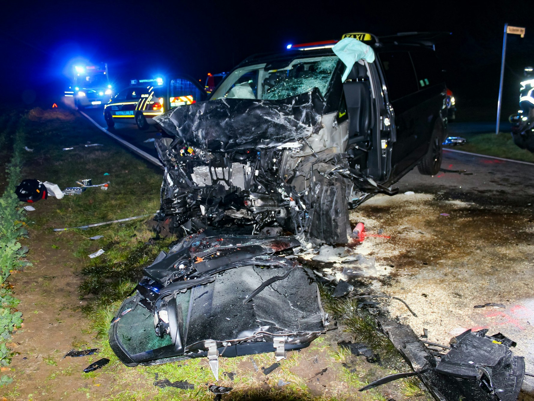 Auf dem Bild sieht man zwei Autos, die miteinander kollidiert sind. Bei dem schweren Unfall verloren fünf Menschen ihr Leben.