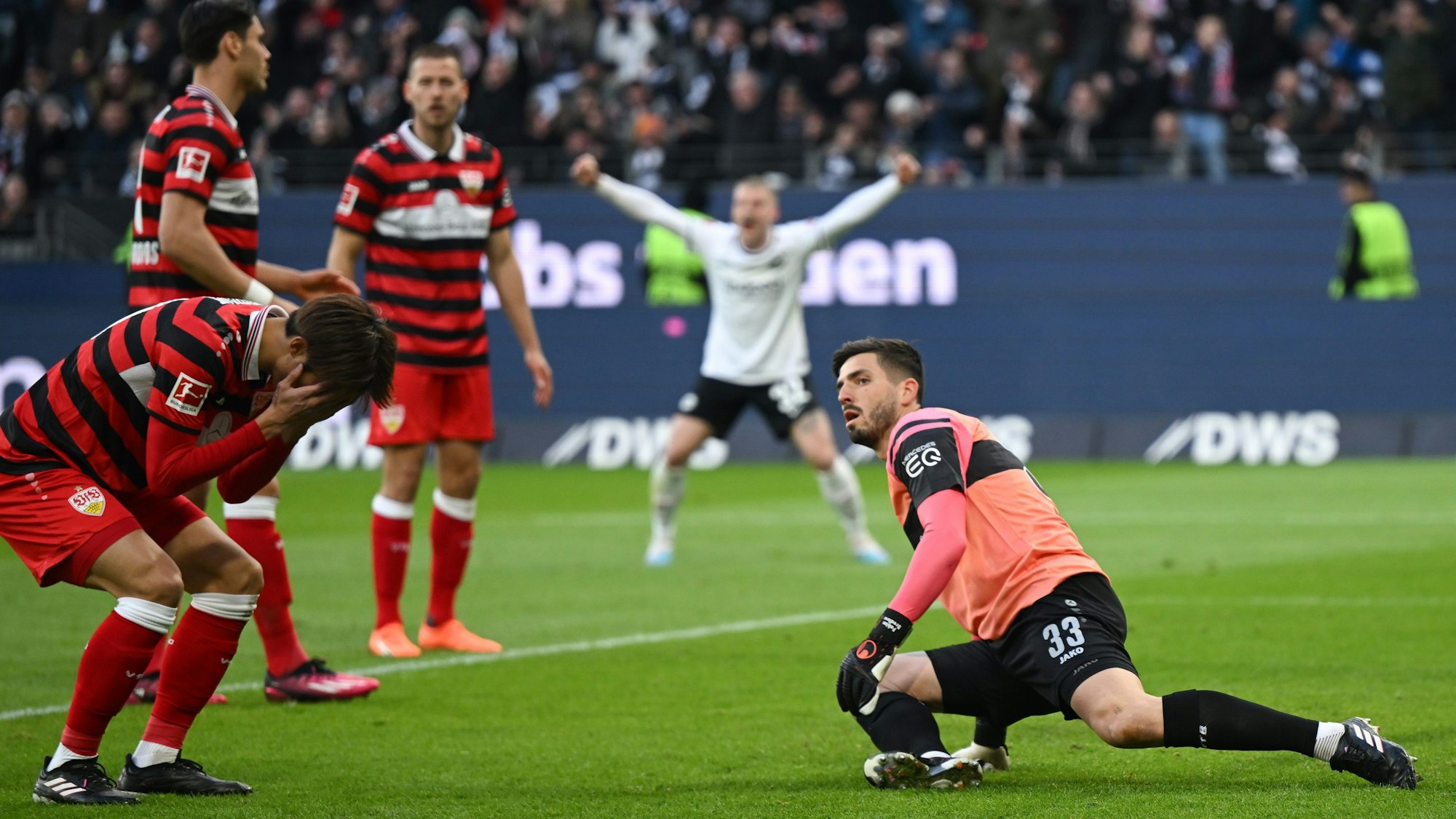 Frust beim VfB Stuttgart nach einem Gegentor bei Eintracht Frankfurt.