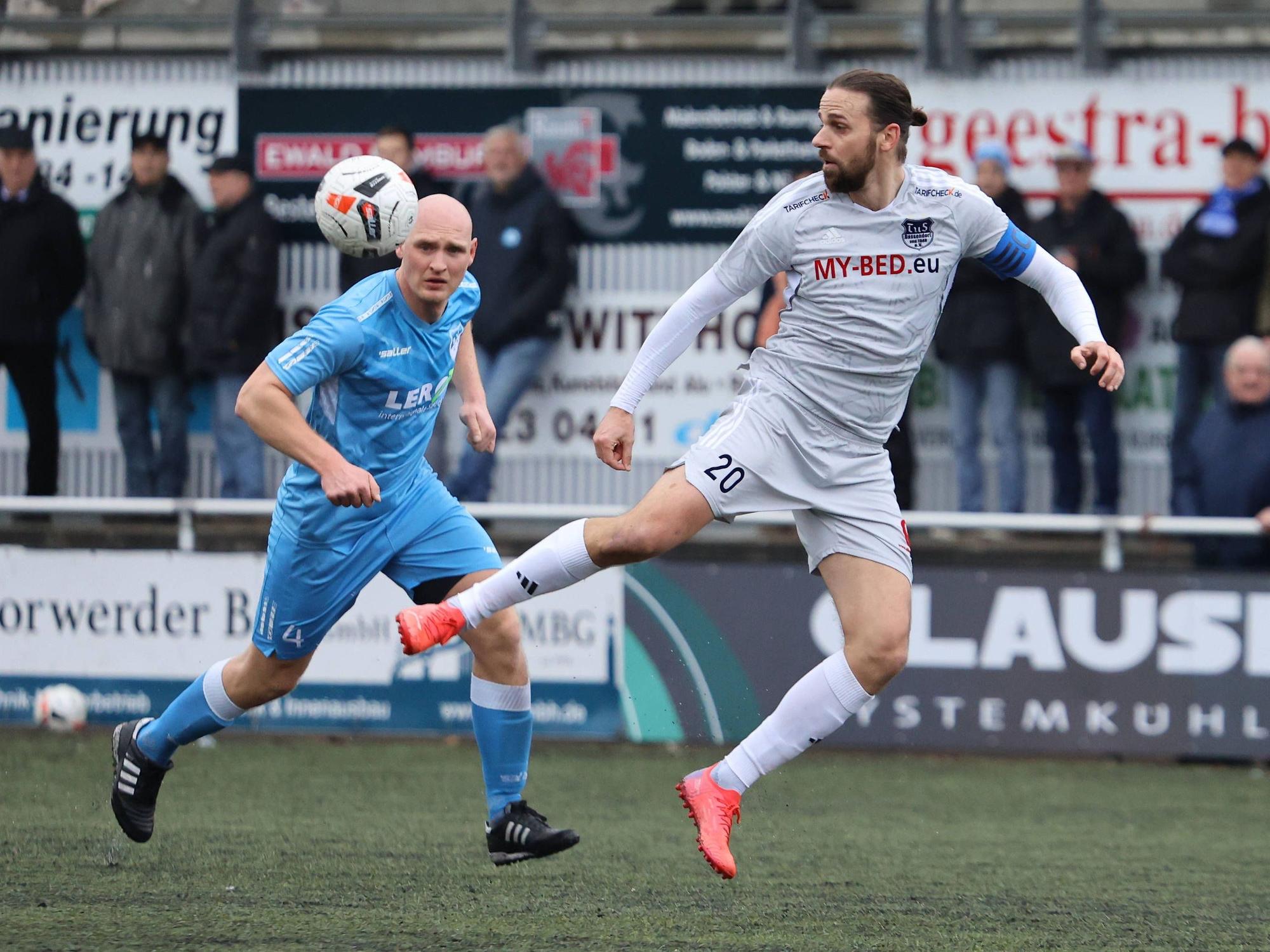 Martin Harnik hat den Ball im Spiel beim SV Curslack-Neuengamme mit Sebastian Spiewak im Blick.