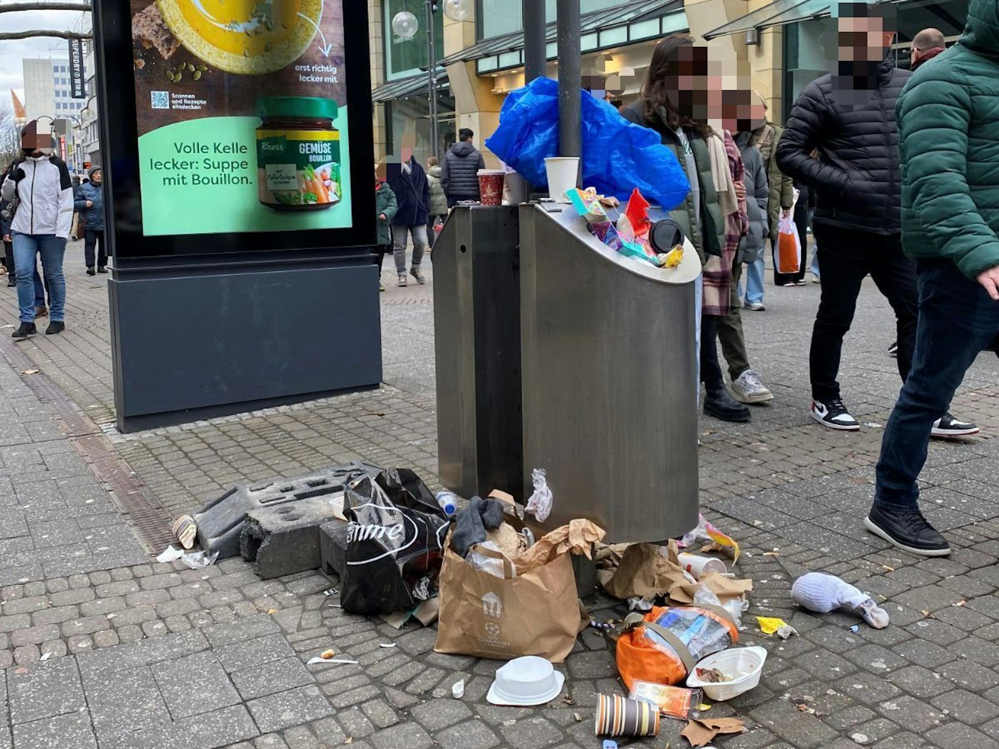 Übervoller Mülleimer in Kölns Innensadt.
