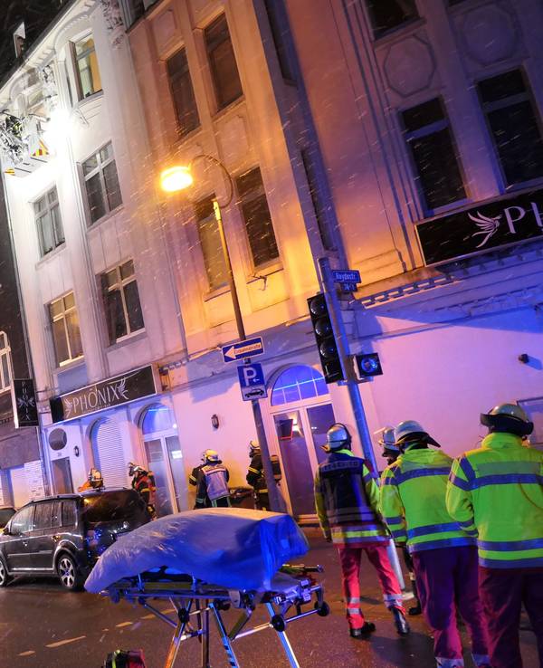Auf dem Bild sieht man Einsatzkräfte der Feuerwehr vor einem Haus in Dortmund. Eine Drehleiter wird eingesetzt.