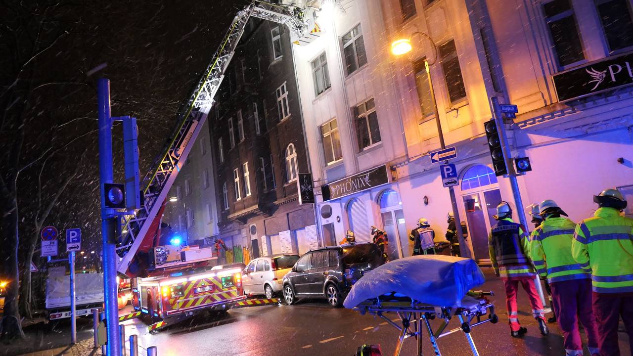 Auf dem Bild sieht man Einsatzkräfte der Feuerwehr vor einem Haus in Dortmund. Eine Drehleiter wird eingesetzt.