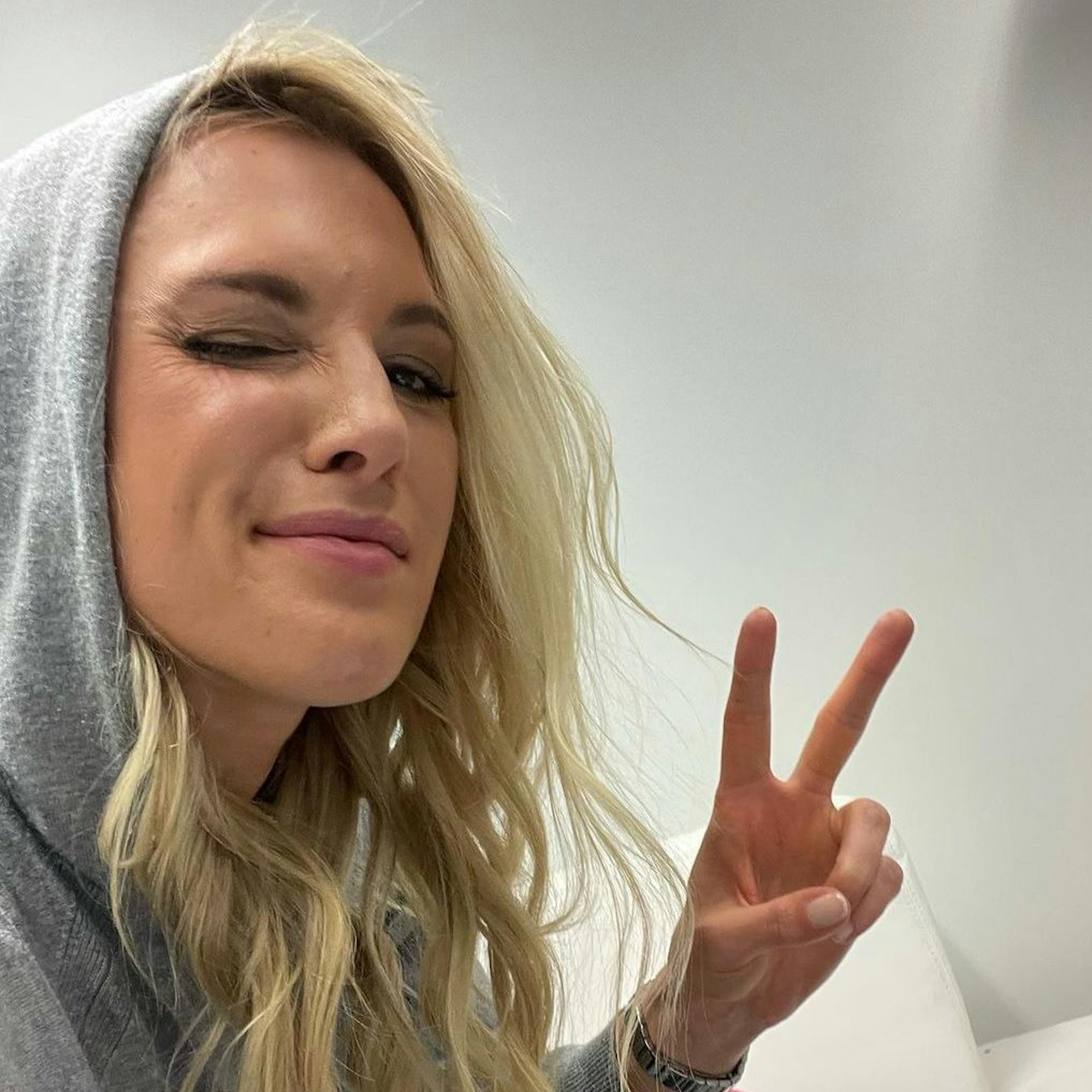 Sport1-Moderatorin Ruth Hofmann posiert für ein Selfie auf der Couch.