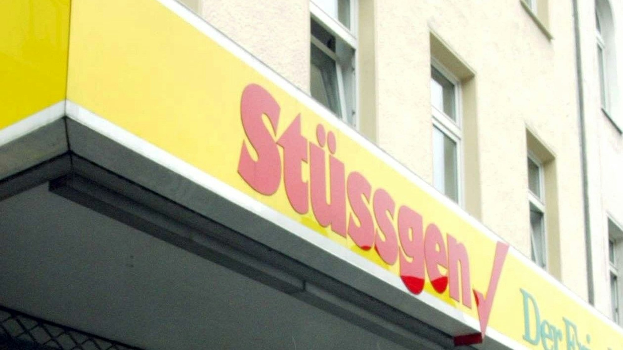 Das Foto von 2004 zeigt das Logo der ehemaligen Supermarktkette Stüssgen. 2006 verschwand die letzte Filiale.