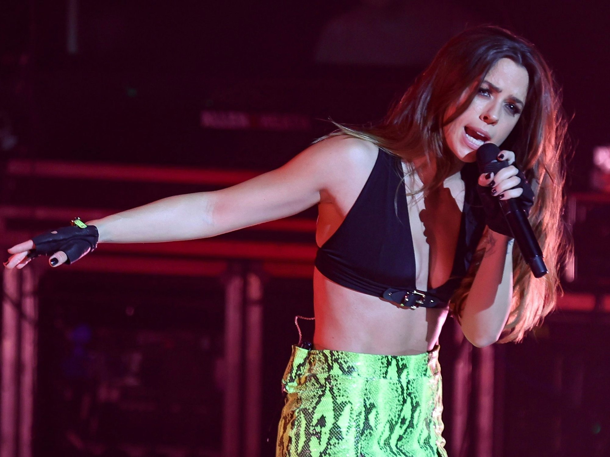 Vanessa Mai singt auf einem Konzert 2022 in Köln