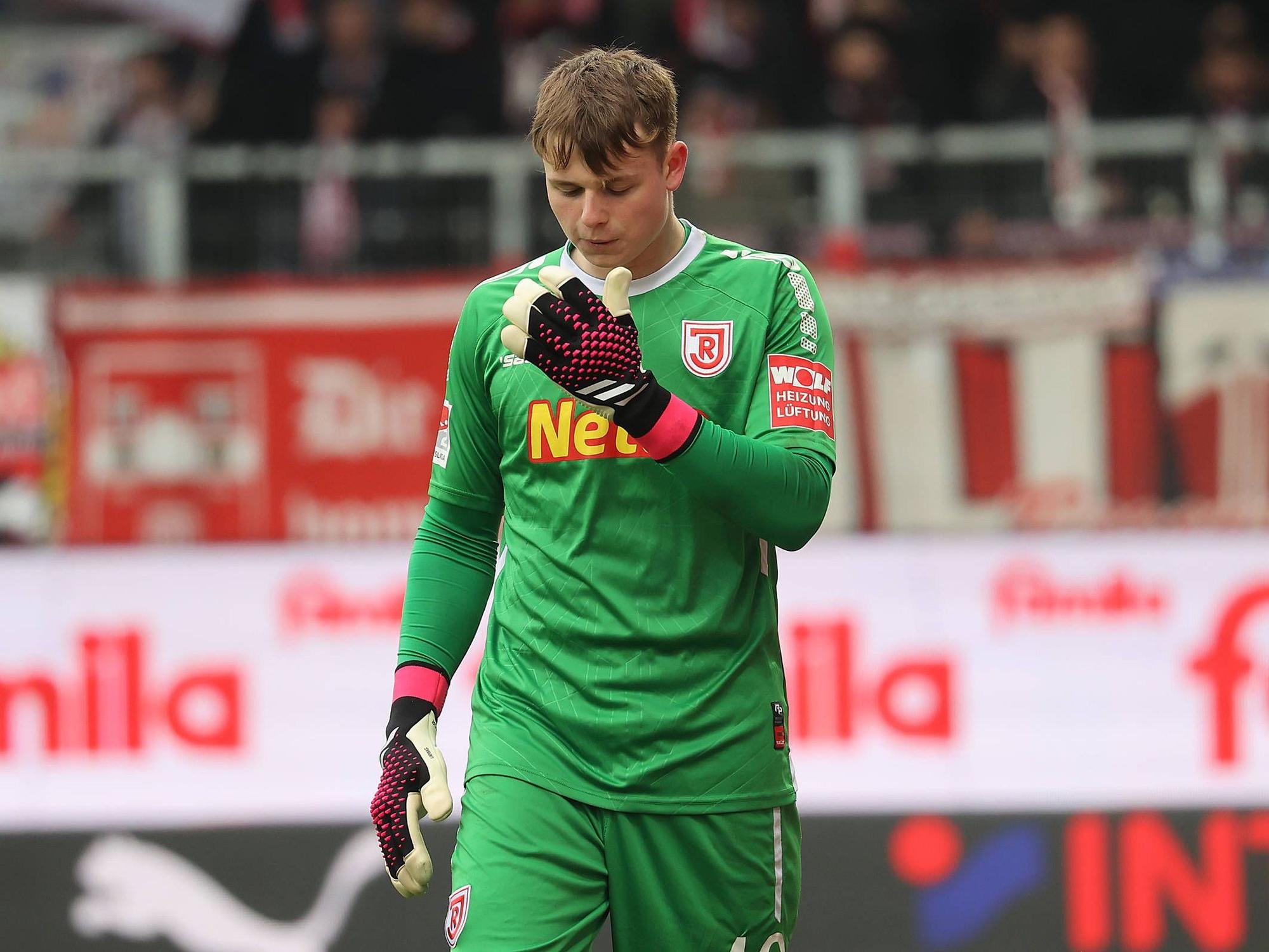 Jonas Urbig auf dem Rasen.