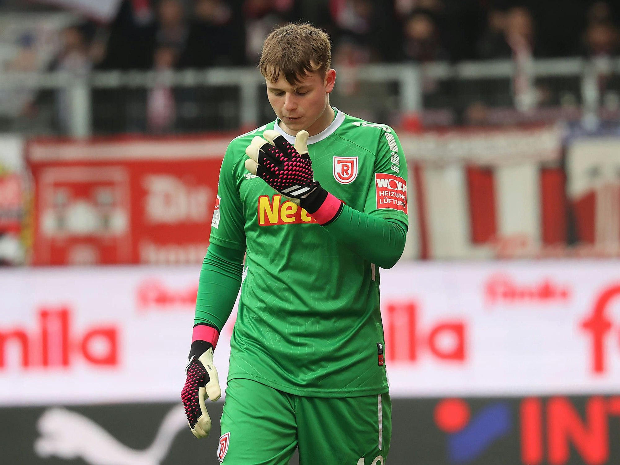 Jonas Urbig auf dem Rasen.